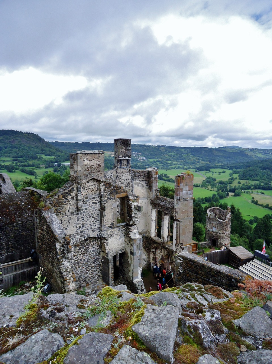 vestiges château Murol aux alentours des campings