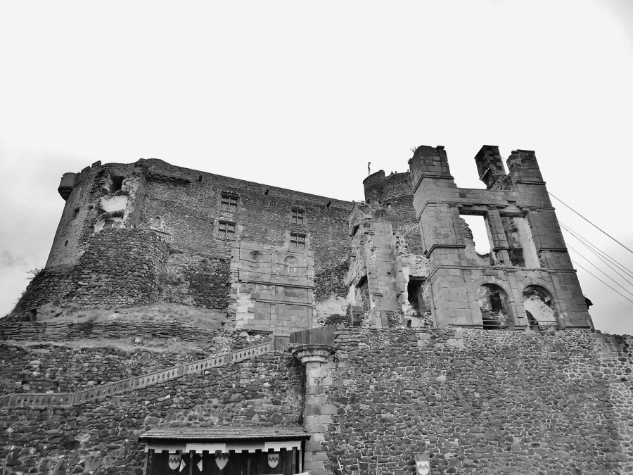 vestiges château Murol aux alentours des campings