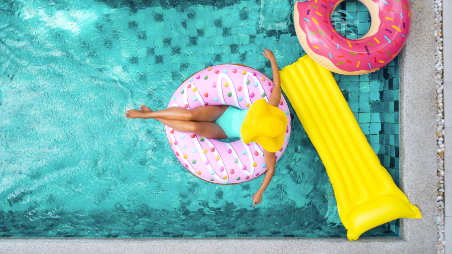 détente à la piscine du camping Saint Gilles Croix de Vie avec parc aquatique